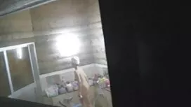 男性將他的陰莖塞進屁股女孩，這使他成為一個口交