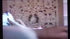 溫柔的黑髮在屁股上操了自己