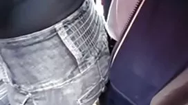男人們在女人的浴室裡設置了一個隱藏的相機
