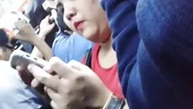 黑色乳膠的豐滿女同性戀推動陰部的假陽具女朋友