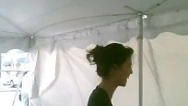 年輕的泰國女子騎在合作夥伴的陰莖上，如同製定