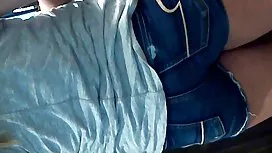 美女在湖面上脫光衣服，裸體沐浴