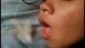 一條繩子上的運動娃娃跳上一匹種馬的長陰莖