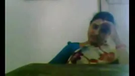 粗糙的禿頭男性種植他的設備上的步妹