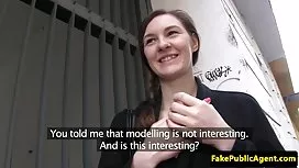 性感的女王正在給一隻大雞巴的小雞帶來快樂