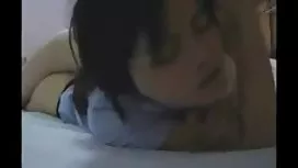 嬰兒在粗暴的肛交期間大聲尖叫。