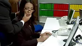 華麗的金發熟女在第一次約會時吮人
