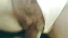 美麗的變性女孩坐在他們的底部為站立的成員