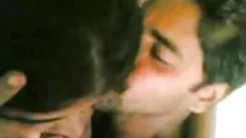 媽媽和兒子的角色扮演：一個穿著護士長袍的女人拉著一個年輕的kukan