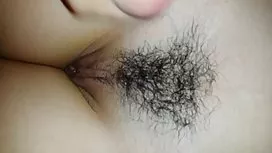 丈夫在床上放鬆，而寶貝吮吸和抽搐他的雞巴