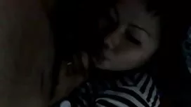 一個男人的手指愛撫貓新性玩偶