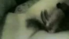 媽媽孜孜不倦地舔著女兒的陰部