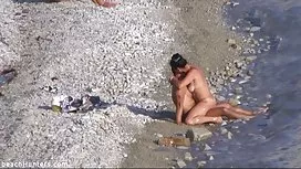 長期懷孕的女孩巧妙地吮吸人造陰莖