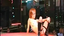 俄羅斯姑娘亂搞錢和食物在一家咖啡館