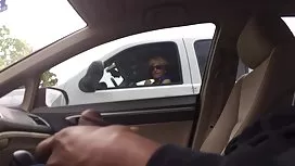 金發碧眼的苗條妻子吮吸了她的丈夫並獲得了一部分精子