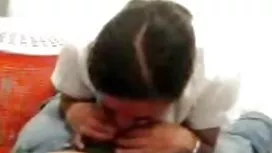 來自熟練女按摩師的女孩的親密按摩