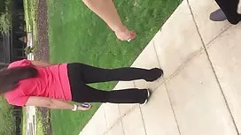 條紋襪子的激情金發女郎在桿上跳脫衣舞