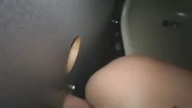 性感的家庭主婦把手指放入她的陰道
