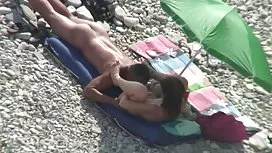戴眼鏡的性感糖果在私人中顯示美味的山雀