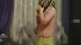 金發女郎吮吸她的丈夫然後和他亂搞