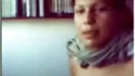彎曲的女士吮吸她乳白色的乳房和手指她的陰部