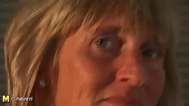 性感的女人亂搞自己與橡膠陰莖在臥室裡