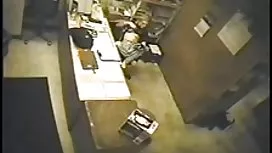 年輕苗條的黑髮和兩名男子在車裡