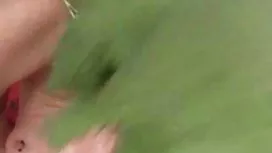 淫蕩的黑髮女郎正在做性愛機器