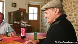 女僕形狀的肥胖小雞顯示大緩衝