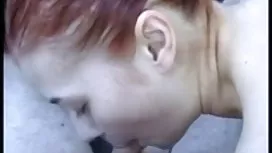 迷人的小姐在一個小男孩面前脫下衣服