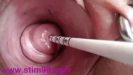 懷孕的埃里卡熱情地指著她的帽子