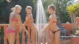 頑皮的女人脫光裸，炫耀她長滿了陰部
