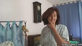 漂亮的俄羅斯姑娘他媽的和兩個學生