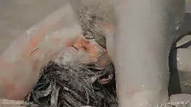 與一名成員的大胸精靈亂搞她的女朋友在森林裡