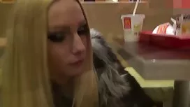 老英國人通過連褲襪愛撫貓