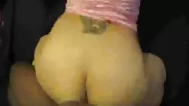 一個男人進入一個巨大的假陽具進入Sasha的工作屁股並猛拉他
