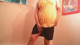 有一個美麗的戰利品伙計的女孩在屁股吹