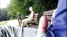緊身衣的俄羅斯新娘顯示色情獨奏