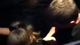 男性讓韓國女人在卡拉OK酒吧吮吸他的雞巴