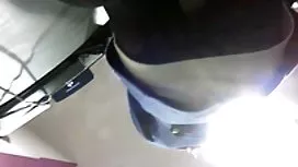 豐滿的金發女郎緊緊的Strapon男性