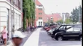 鴨子裡的女孩猛地沖向農民的陰莖，亂搞癌症