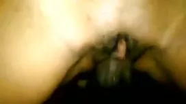 有大山雀的老德國婦女指向她的屄