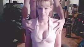 絲襪的成熟肥胖英國女人顯示她的陰部