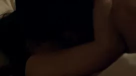 巨大的山雀抽的黑髮女郎炫耀她肌肉發達的身體