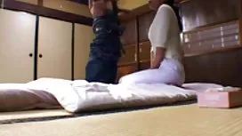兩個多汁的小雞喜歡粗糙的肛交