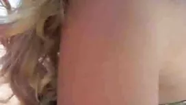 有小山雀的夫人在陣雨射擊了隱藏的照相機