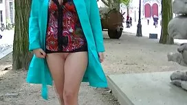紅色的成熟美容滿足自己與假陽具