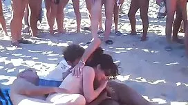 小山雀的女孩赤身裸體走在沙灘上