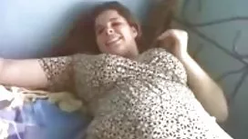 放蕩的女孩想要享受熱的女同性戀愛撫