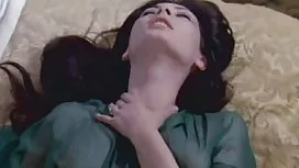 有一個驚人的圖的一個女孩射擊了與一個暗藏的照相機